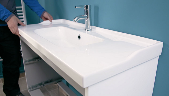 Poser un meuble de salle de bains