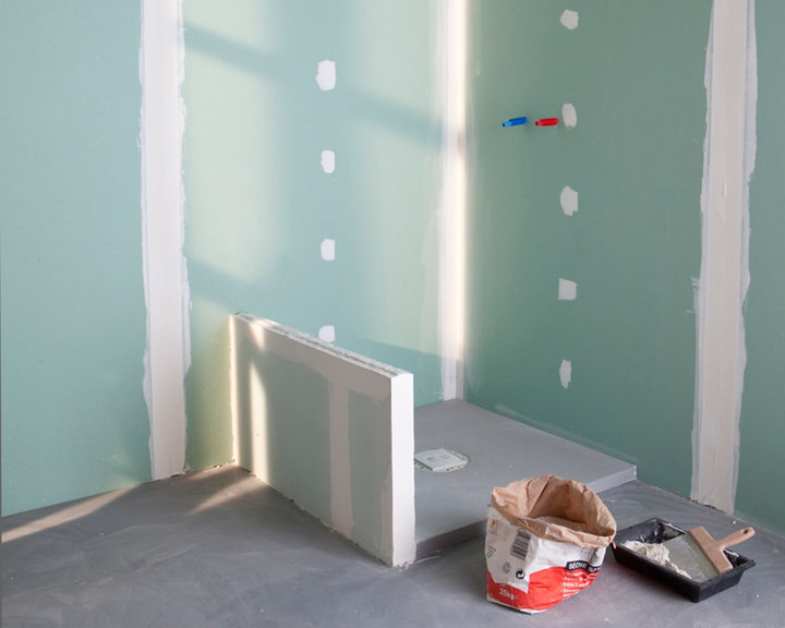 Un espace douche en construction en carreaux de plâtre