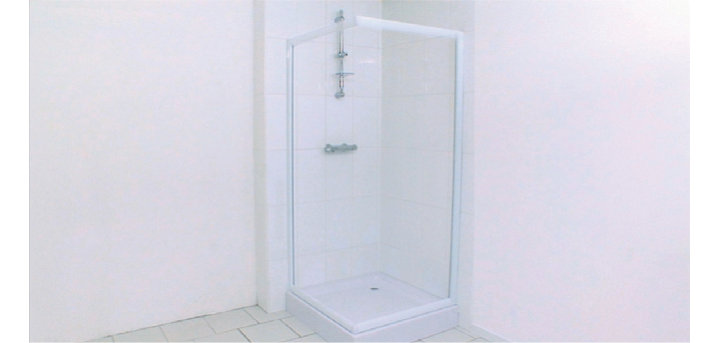 Comment installer un receveur et des parois de douche ?