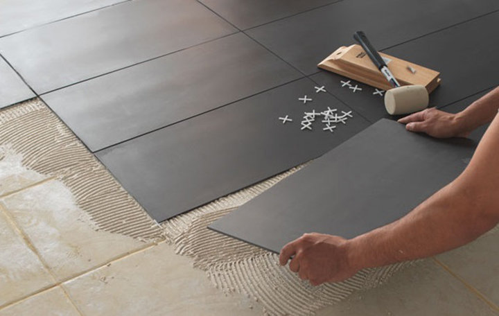 Image d'une pose de carrelage sol en cours