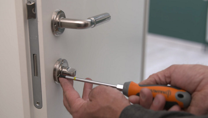 Comment remplacer une poignée de porte