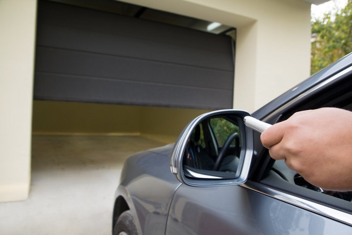 Pour piloter à distance une porte de garage, vous devez d’abord la motoriser, puis l’intégrer dans votre domotique. 