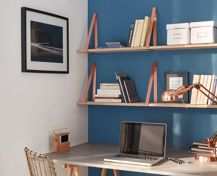 tablette murale en bois avec des livres dessus