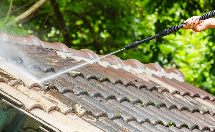 Contrôler et nettoyer une toiture en tuiles ou en ardoise