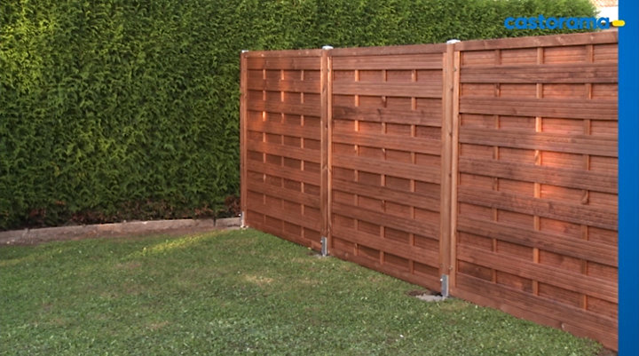 Comment poser une clôture avec des panneaux prémontés en bois ?