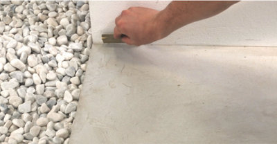 Placement d'une cale de dilataion le long du mur