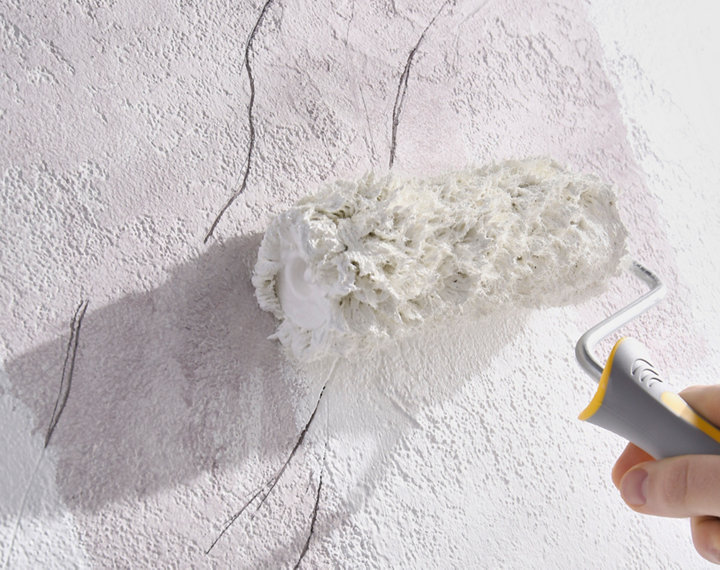 Rouleau sur le mur avec fissures