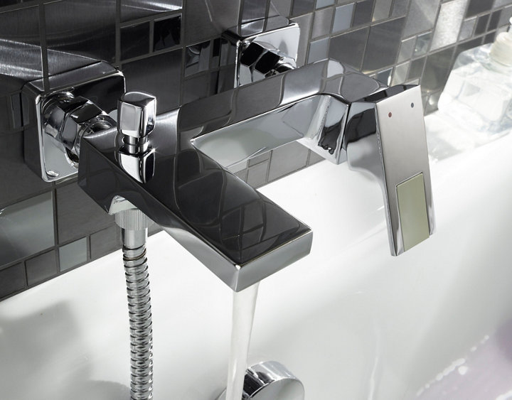 Robinet noir et inox de cuisine avec eau qui coule dans évier