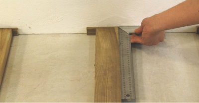 vérification des angles entre le mur et les lambourdes