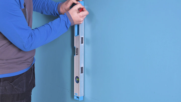 Étape 1 : Poser les fixations murales