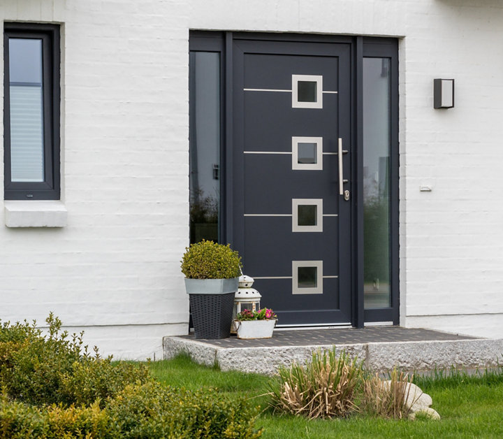 Exemple d'une porte d'entrée blanche entre-ouverte vue de l'intérieur de la maison