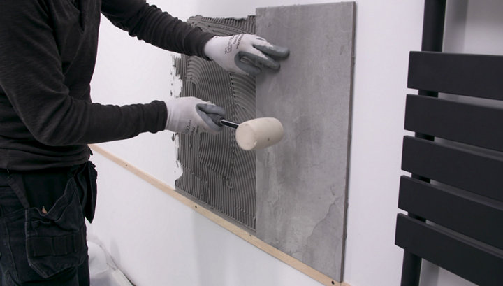 Comment poser du carrelage au mur