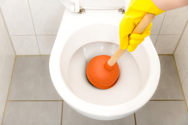 Comment déboucher un WC