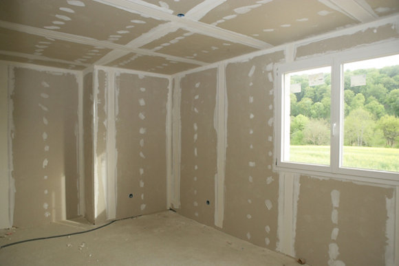 pièce en cours de rénovation, avec des murs et un plafond en plaques de plâtre