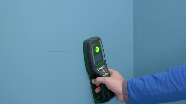 Étape 2 : Poser les fixations du sèche-serviettes