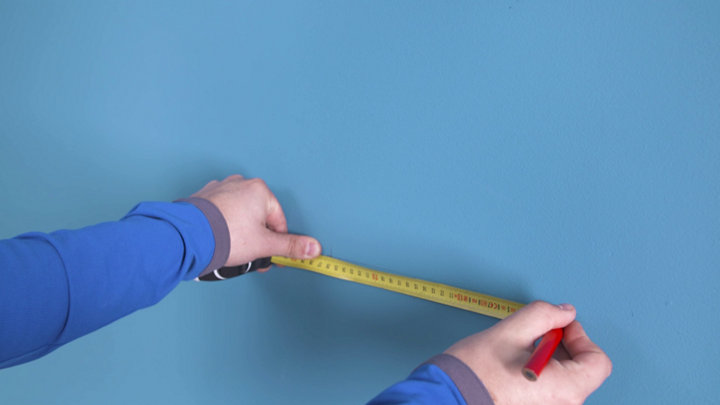 Étape 1 : Poser les fixations murales