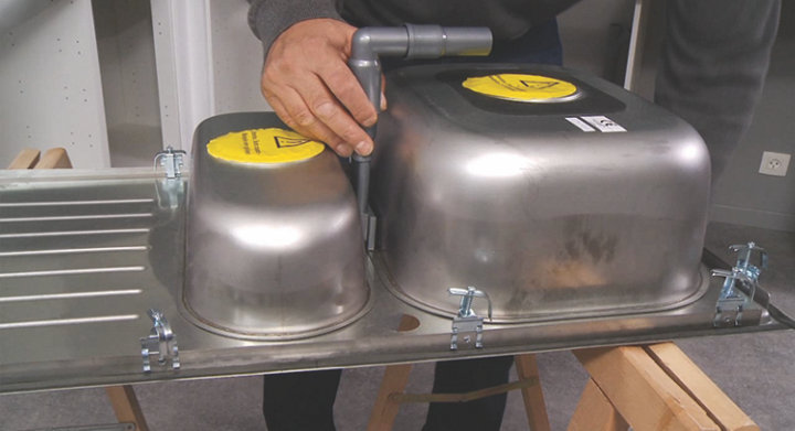 Préparation de l'évier pour l'installation du vidage