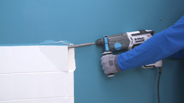 Pour une action plus facile et plus rapide, utilisez un perforateur et un burin plat SDS