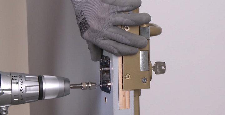 Comment installer une serrure 3 points en applique