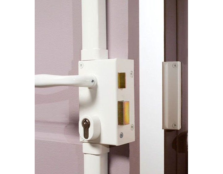 Serrure en applique sur une porte voilette