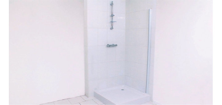 Comment installer un receveur et des parois de douche ?