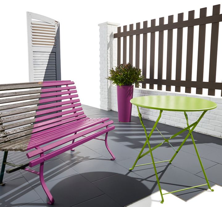 Du mobilier de jardin repeint dans une petite cour intérieure