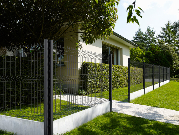 Comment installer un grillage en panneaux