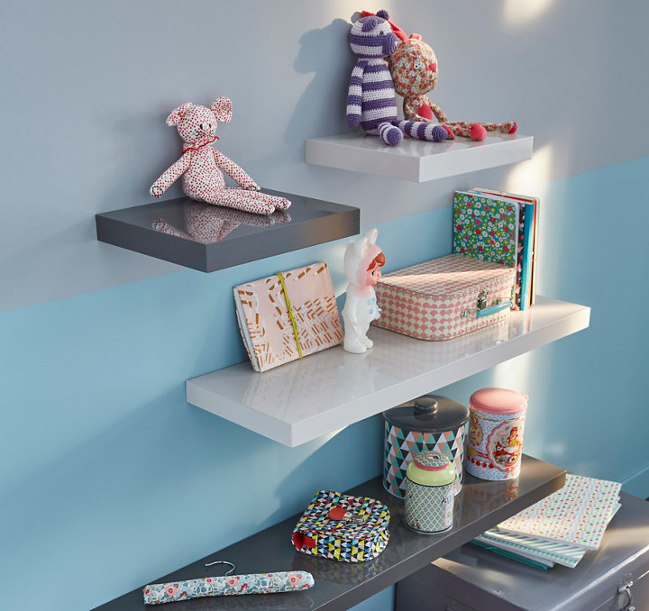 tablettes murales de différentes tailles avec des peluches