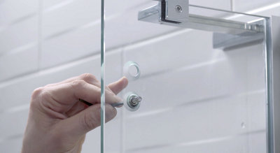 Comment changer une porte et une paroi de douche
