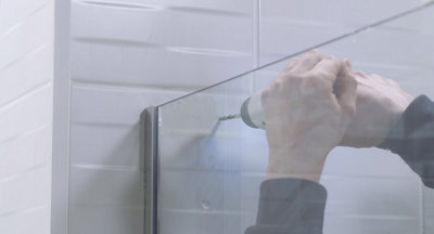 Comment changer une porte et une paroi de douche