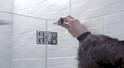Comment changer une porte et une paroi de douche