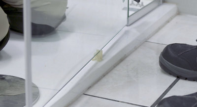 Comment changer une porte et une paroi de douche