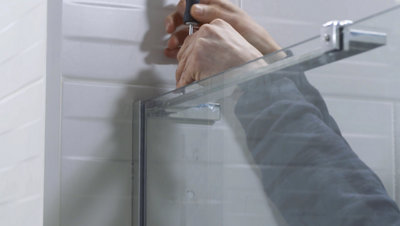Installer une porte et une paroi de douche