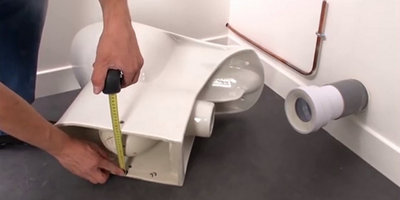 Placer les supports de fixation de la cuvette