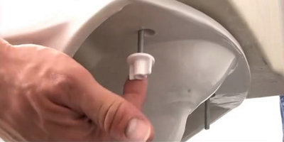 Assemblez le réservoir à la cuvette