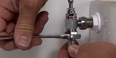 Raccorder le tuyau flexible au robinet d’arrêt et au tuyau d’arrivée d’eau