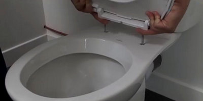 Glissez les tiges filetées sur les trous prévus