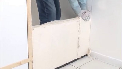 Encollage du mur et pose des carreaux de plâtre