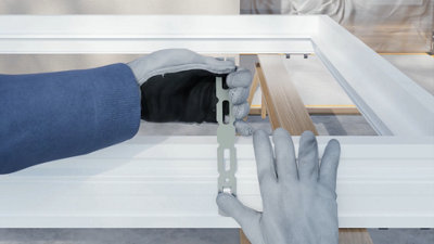 Installation des pattes de fixation sur le cadre