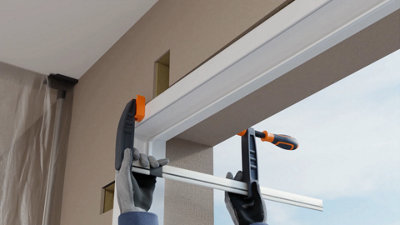 Placement des serre-joints pour maintenir le cadre