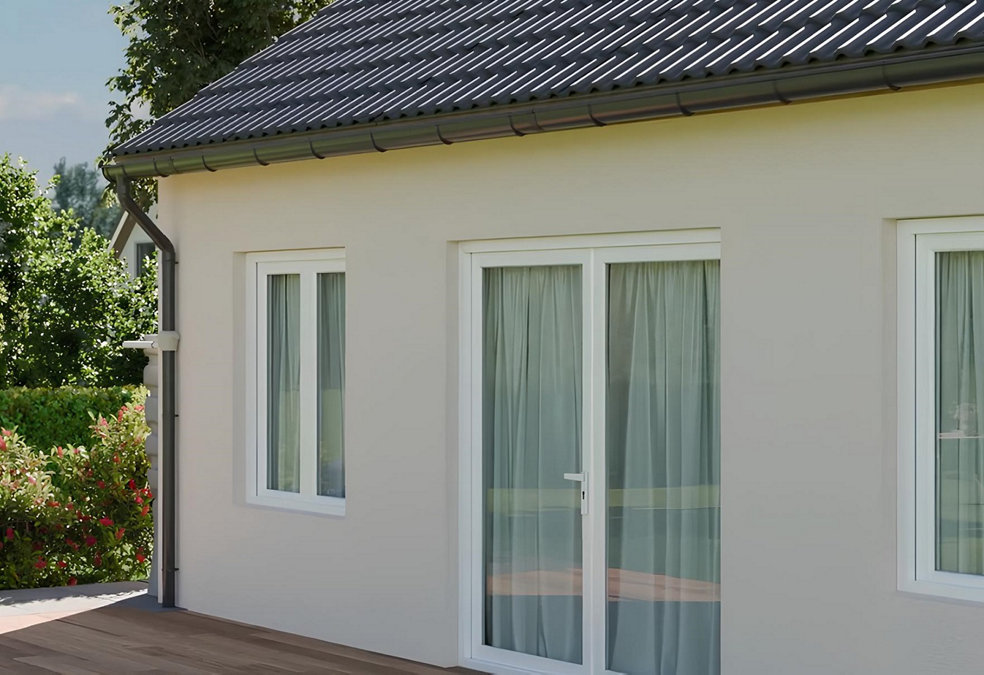 Une façade de maison individuelle avec une gouttière