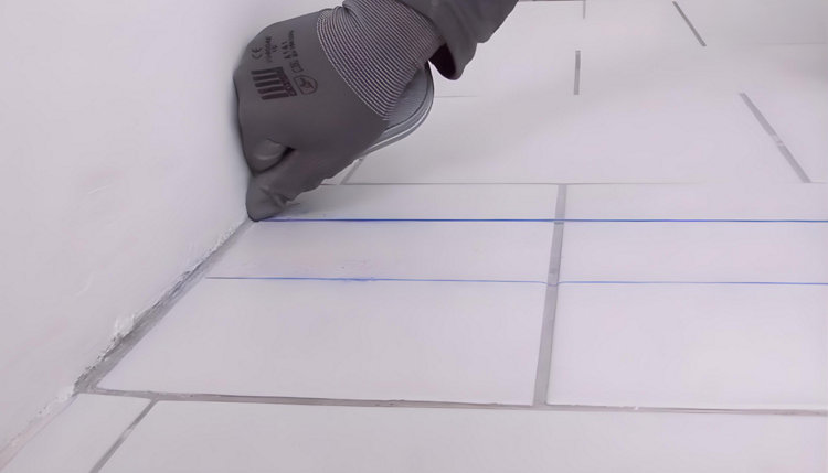 Tracage au sol de l'emplacement de la première rangée de béton cellulaire