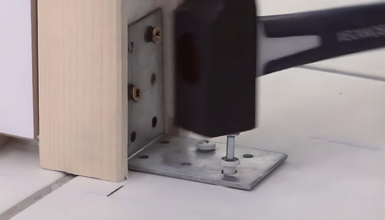 Fixation de la porte au sol avec des équerres