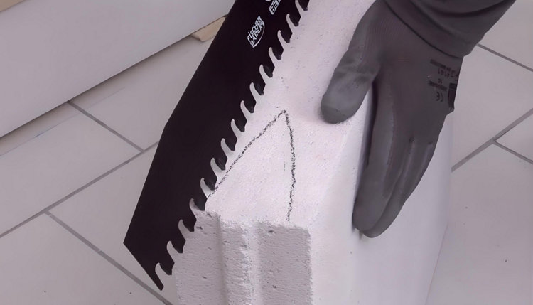 Marquage de l'emplacement de la patte de scellement et découpe à l'aide d'une scie pour béton cellulaire