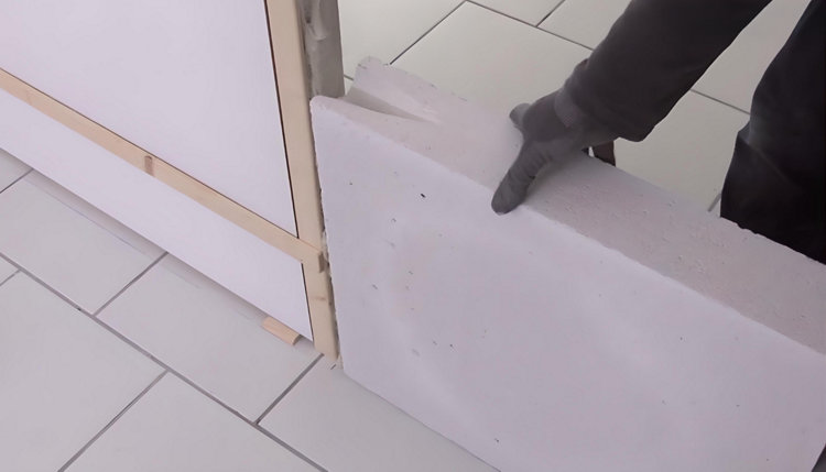 Encollage de béton cellulaire et placement contre la porte