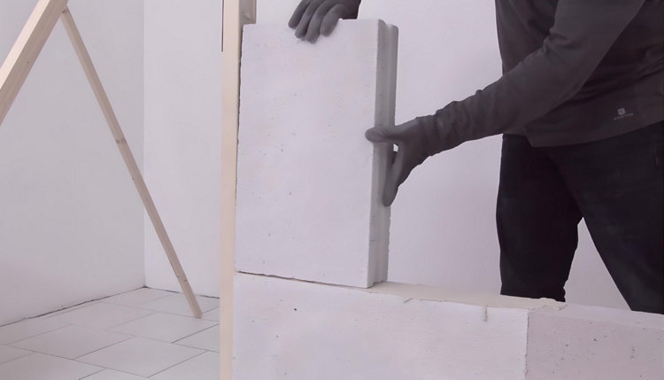 Continuez toujours de la porte vers le mur