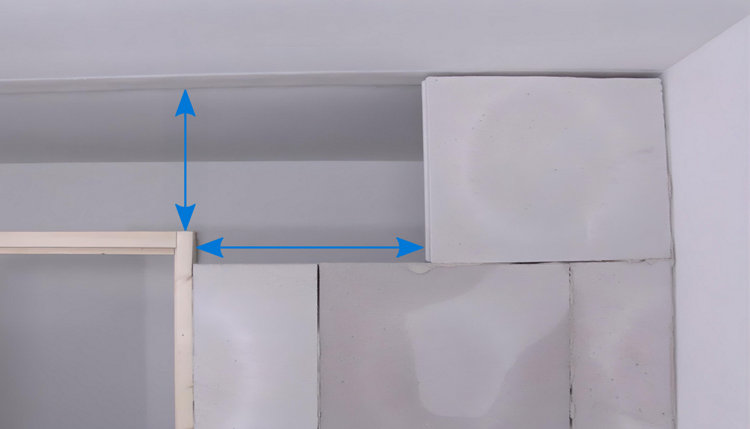 Prise des mesures de l'encadrement de la porte avant découpe aux bonnes dimensions