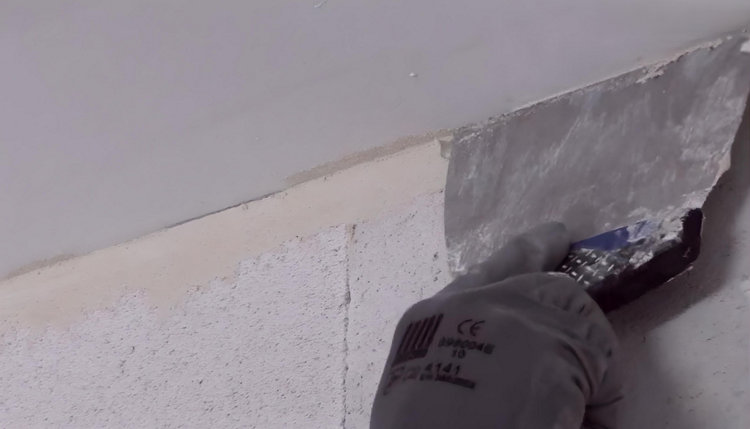 Comblez l'espace entre les derniers blocs de béton cellulaires et le plafond avec du mortier