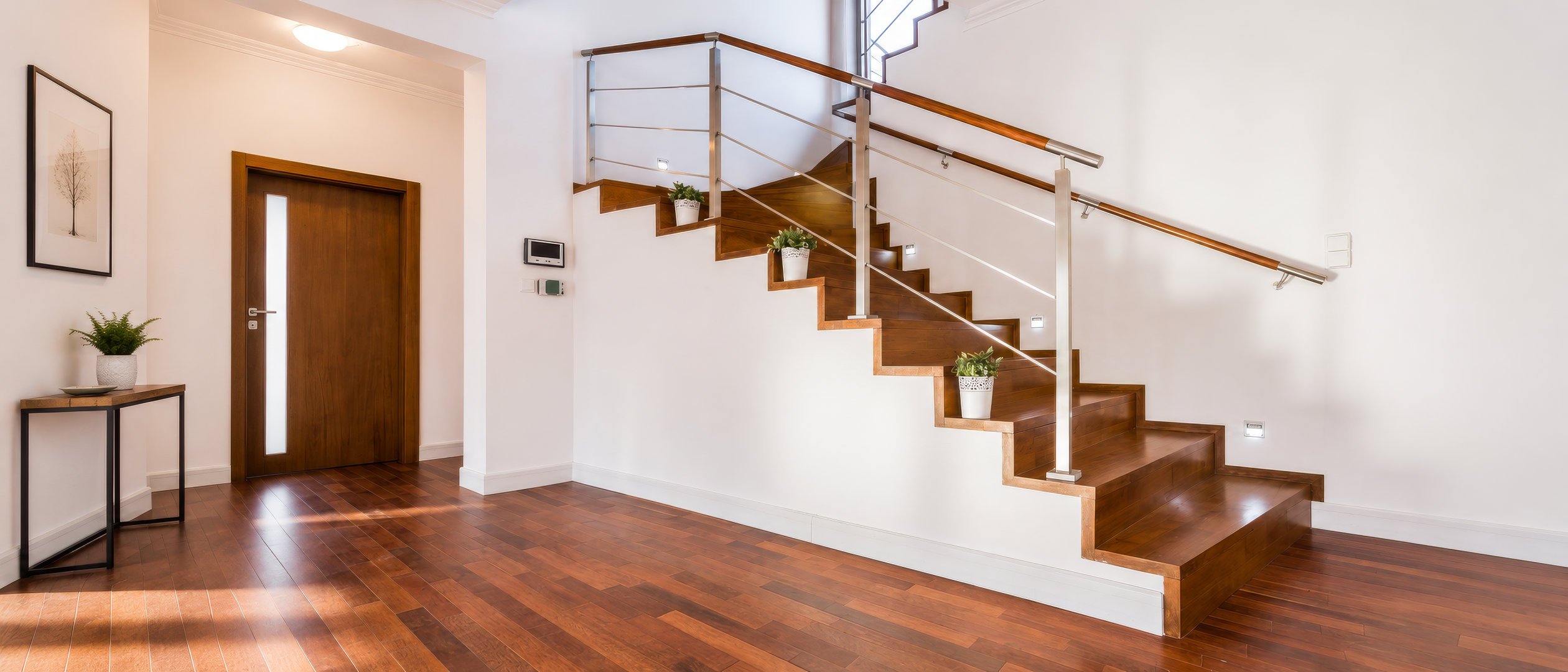 Exemple d'un bel escalier dans l'entrée d'une maison