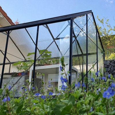 Le verre synthétique souffre d’une appellation variée qui tient autant à sa marque la plus connue le Plexiglass